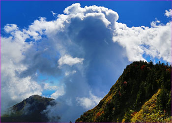 黒斑山雲わく