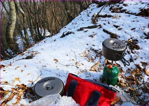 雪尾根で昼餉