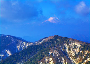 富士山が雲間に