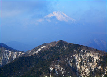 富士山雲間に