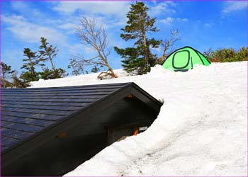 避難小屋の上部に幕営