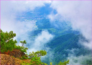 雲間に富士急行沿線が