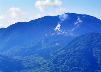 箱根山煙吐く