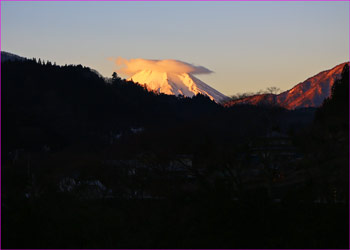 山の端に富士が