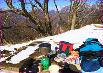 雪尾根で昼餉