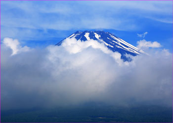 雲間の富士