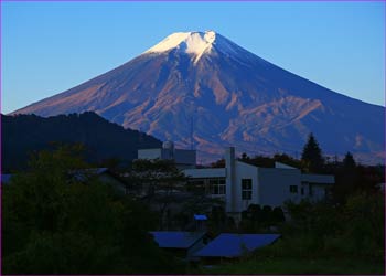 三ツ峠駅朝富士山