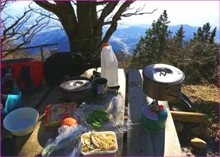 山頂で昼餉