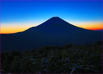 夜明け前の富士