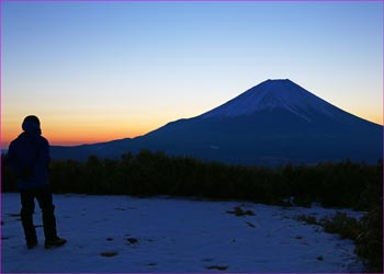 竜ヶ岳で日の出を待つ