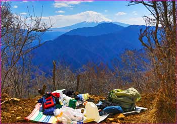 滝子山山頂で昼餉