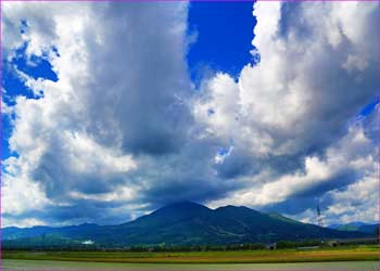 磐梯山雲なびく