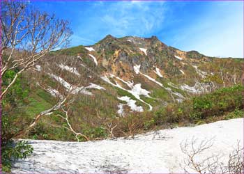 残雪に磐梯山