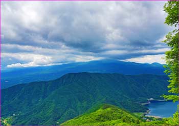 富士は雲に