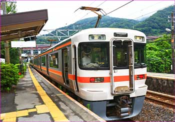 谷峨駅電車