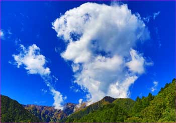 大谷原から鹿島槍雲わく