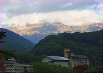 谷川岳雲かかる