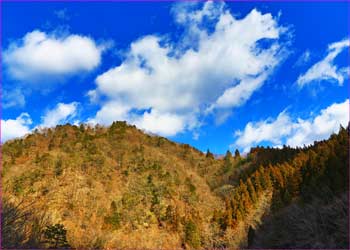 山の端には白雲が