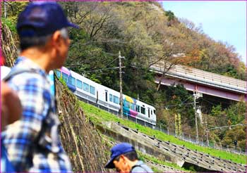 中央線に高速道の下で