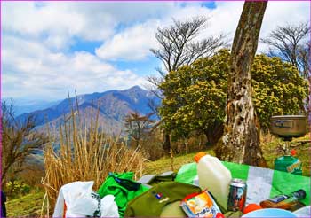 鍋割山頂で昼餉