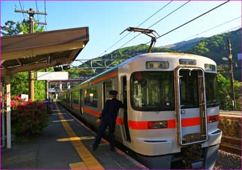 谷峨駅で