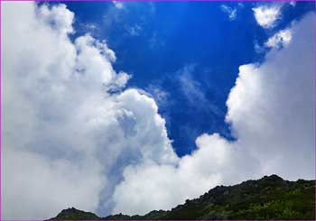 稜線に夏雲が