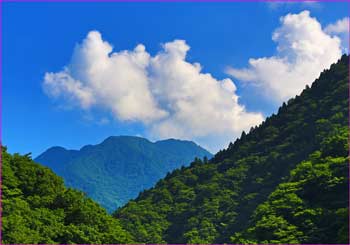 雲わく山稜