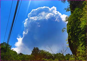 雷雲わく