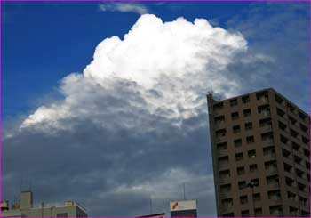 雷雲わく