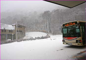 ロープウェイ駅は雪