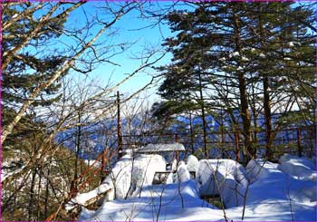 朽ちたベランダに雪が