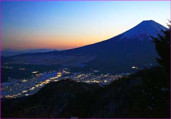 夕暮れて街の灯りも