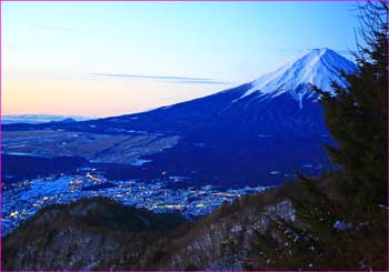 夜明ける富士山