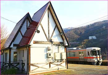 谷峨駅に電車