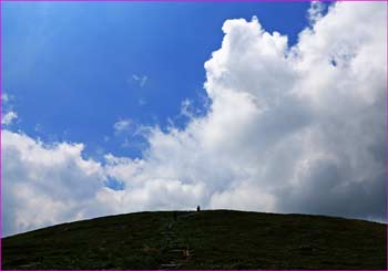 雲わく平標山