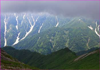 中崎尾根雲の下