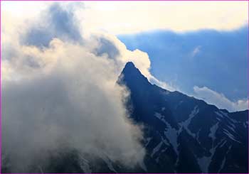 槍ヶ岳雲に