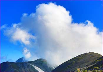 真砂岳雲わく