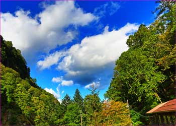 日光沢温泉の秋空