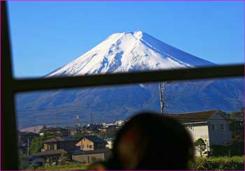 車窓に富士山が