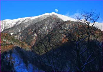 霞沢岳に月が