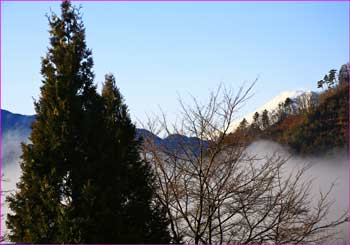 山の端に富士山が