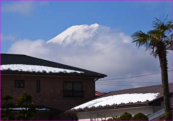 富士は雲に