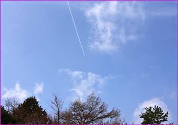 上空にジェット機雲が