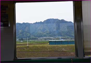 車窓に独鈷山が