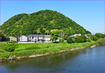 花水川と高麗山