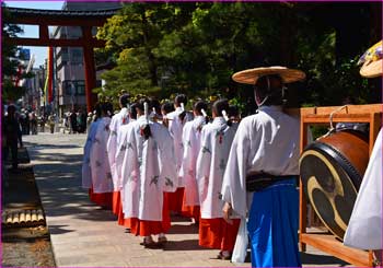 鳥居出て行く