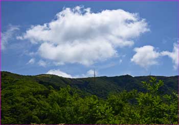 明神ヶ岳に雲が