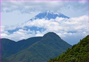 富士は雲に