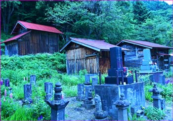 板倉小屋と墓地